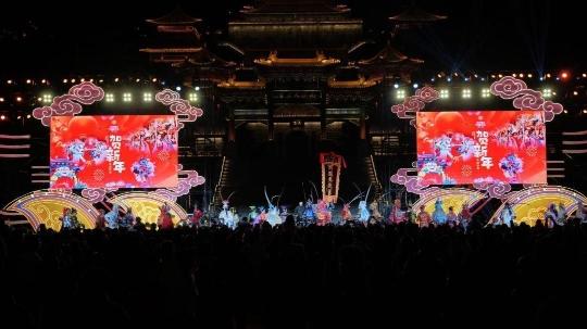 賞燈景看巡演品美食 大灣區(qū)燈會(huì)迎春節(jié)客流高峰，舞臺(tái)藝術(shù)造型策劃煥新彩